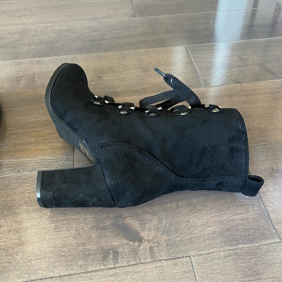 Le chateau black booties. Size 6 - Picture 4 of 5